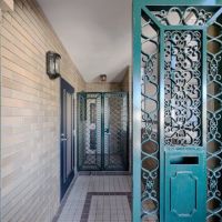 福岡市中央区荒戸の賃貸物件/玄関のポーチも、ゆったり。扉が上品でいい雰囲気です。