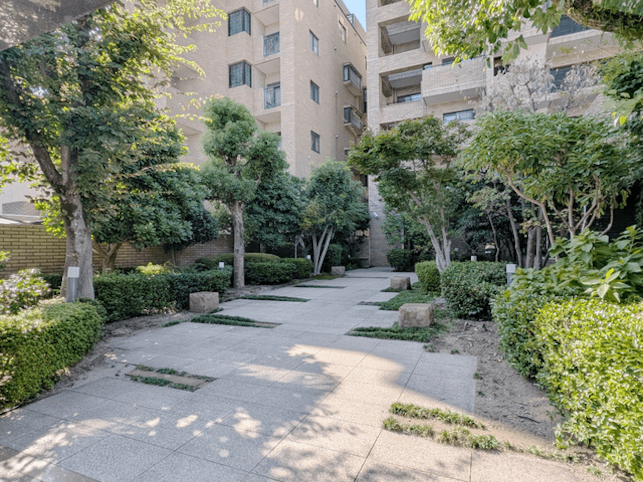 福岡市中央区荒戸の賃貸物件/エントランスに足を踏み入れると、豊かな緑がゆったりと迎えてくれます。