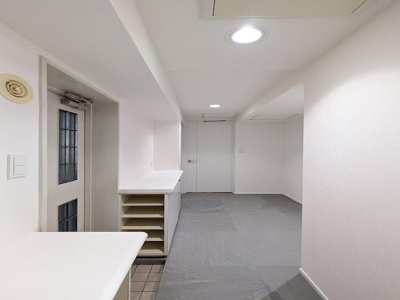 福岡市中央区荒戸の賃貸物件/キッチンの後ろにはこんな広いパントリー（！）が。勝手口と繋がっているので買い物後はそのままこちらへ。