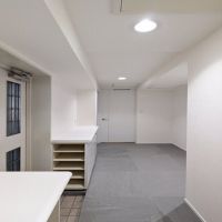 福岡市中央区荒戸の賃貸物件/キッチンの後ろにはこんな広いパントリー（！）が。勝手口と繋がっているので買い物後はそのままこちらへ。