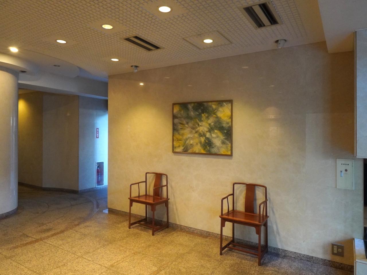 福岡市中央区荒戸の賃貸物件/ロビーには、アートやチェアがさりげなく置かれています。