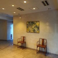 福岡市中央区荒戸の賃貸物件/ロビーには、アートやチェアがさりげなく置かれています。