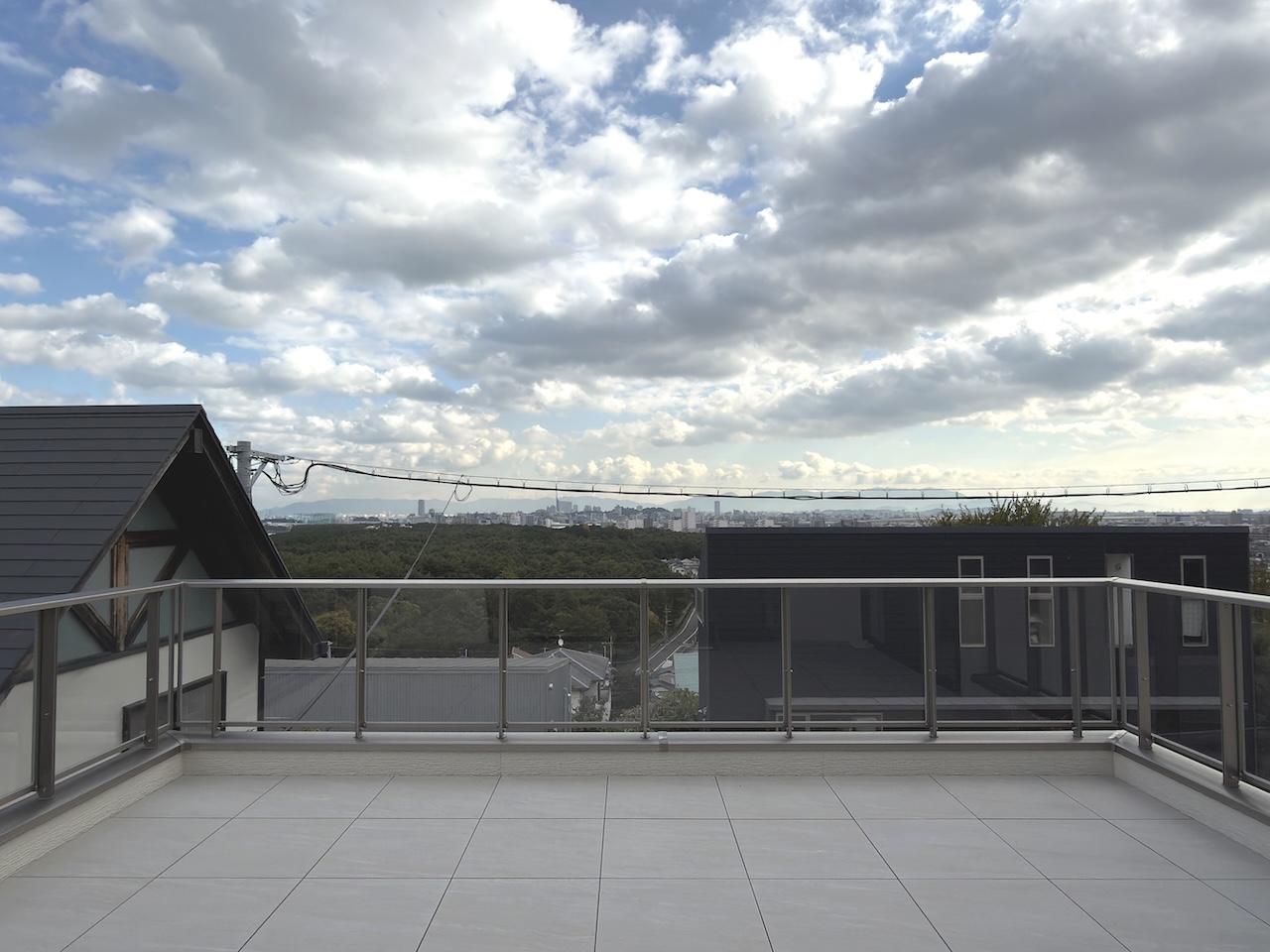 福岡市西区生の松原の売買物件/広々バルコニー。夜には福岡タワーなどの夜景を楽しめます。