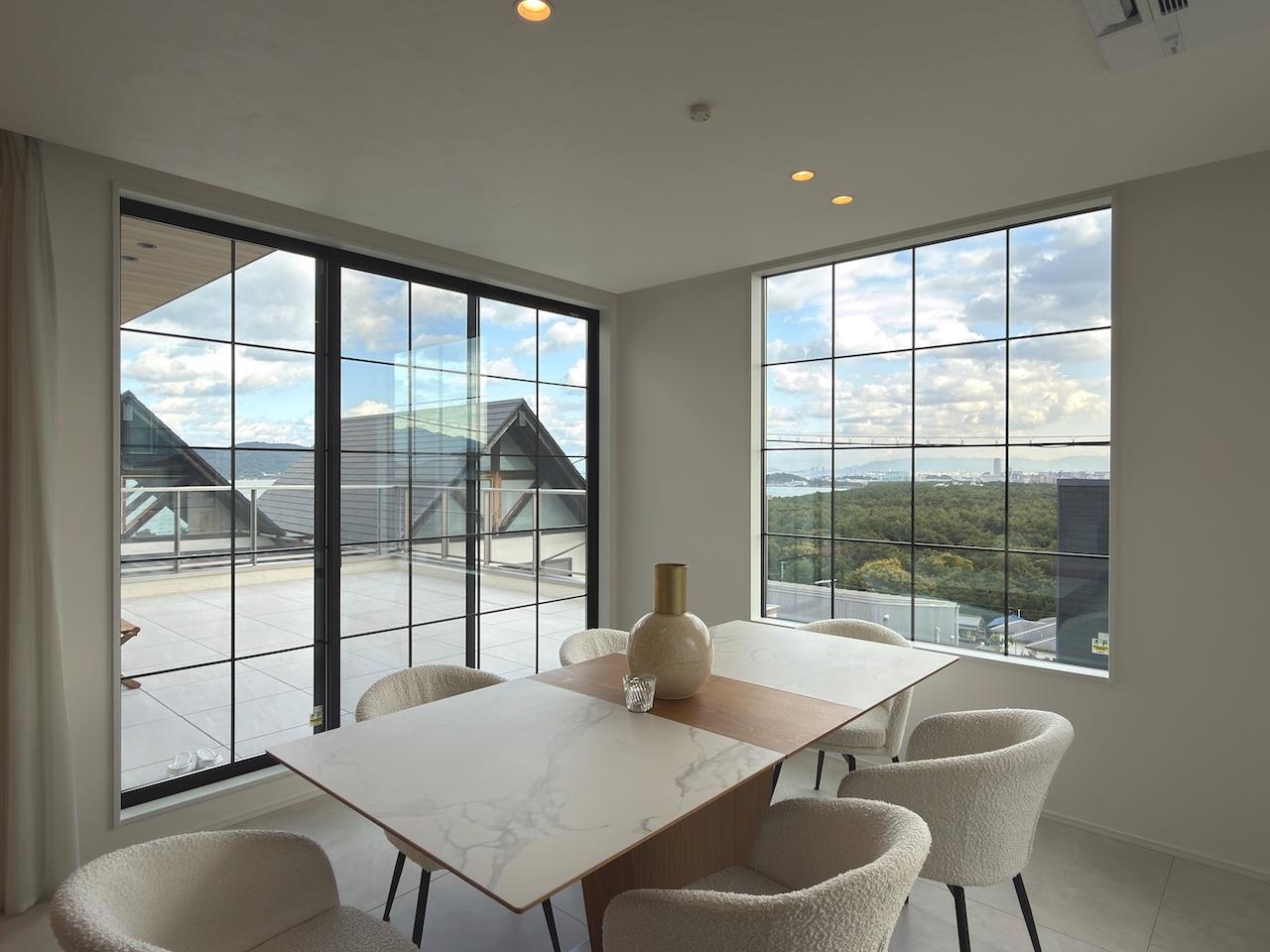 福岡市西区生の松原の売買物件/できる限り海が見えるように窓を多く設置。