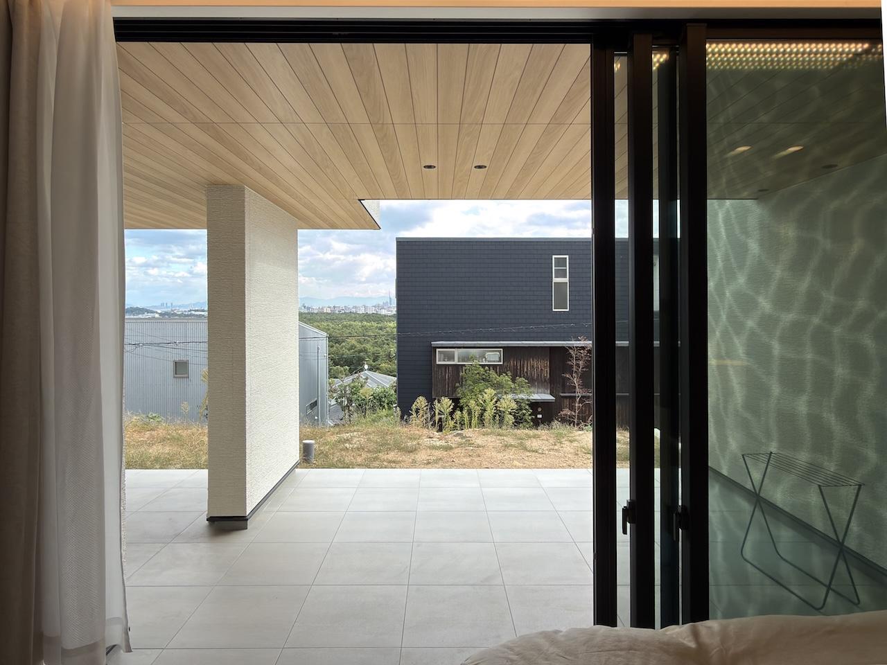 福岡市西区生の松原の売買物件/窓からはテラスに出入り可能。