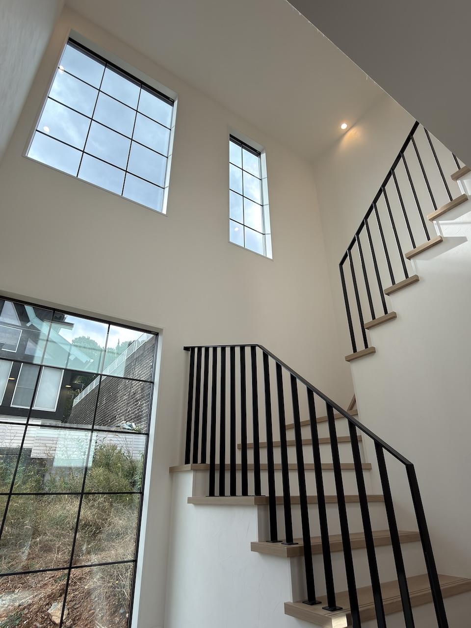 福岡市西区生の松原の売買物件/玄関は吹き抜けになっており、開放感があります。