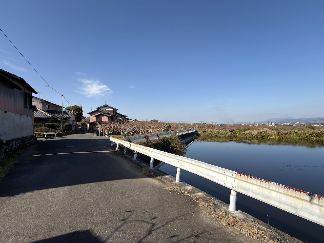 福岡県うきは市吉井町屋部の売買物件/目の前の道路。近所の人しか通らない静かな道路です。