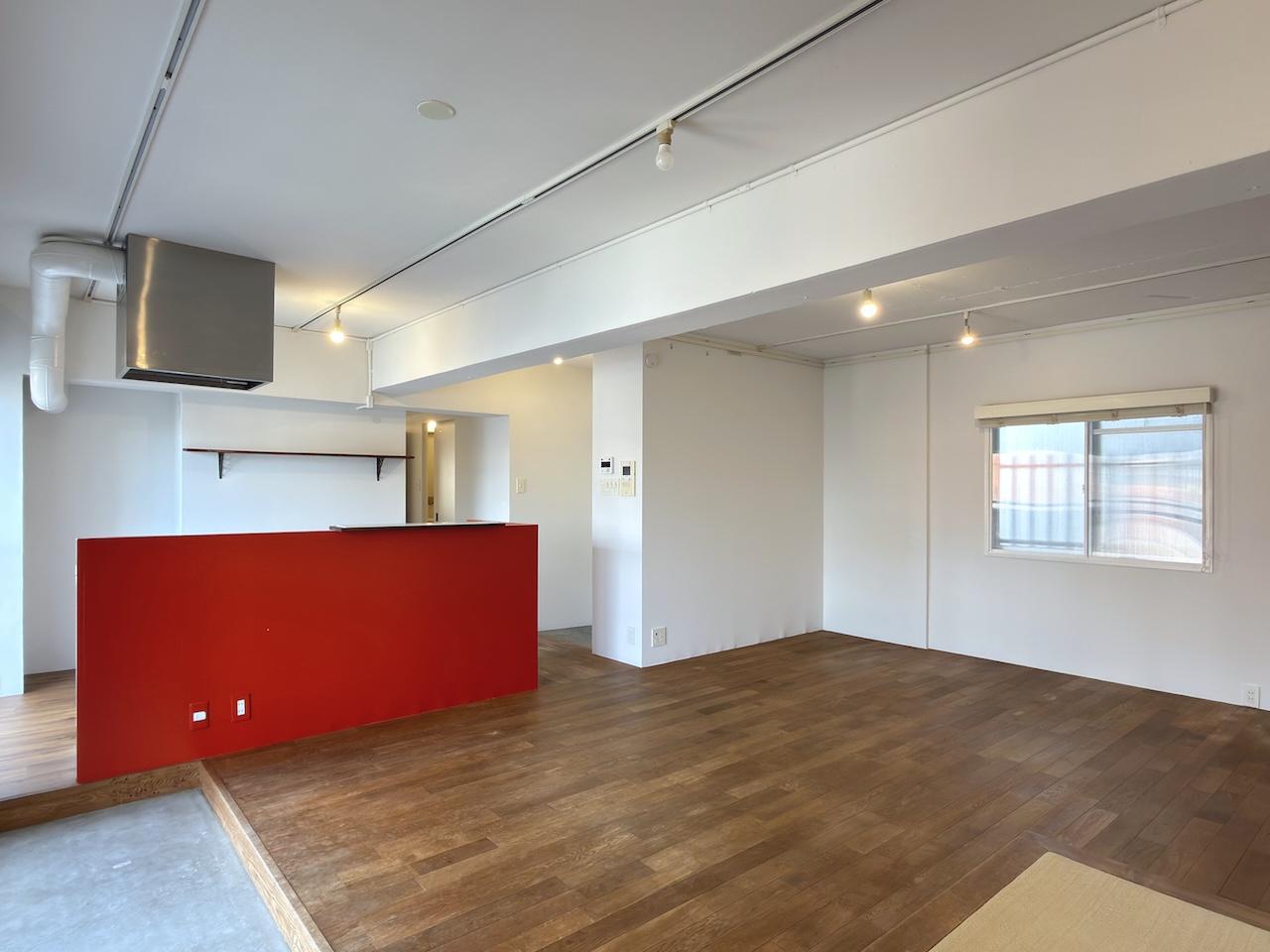 福岡市早良区高取の賃貸物件/アクセントの真っ赤なカウンターキッチンが魅力的。