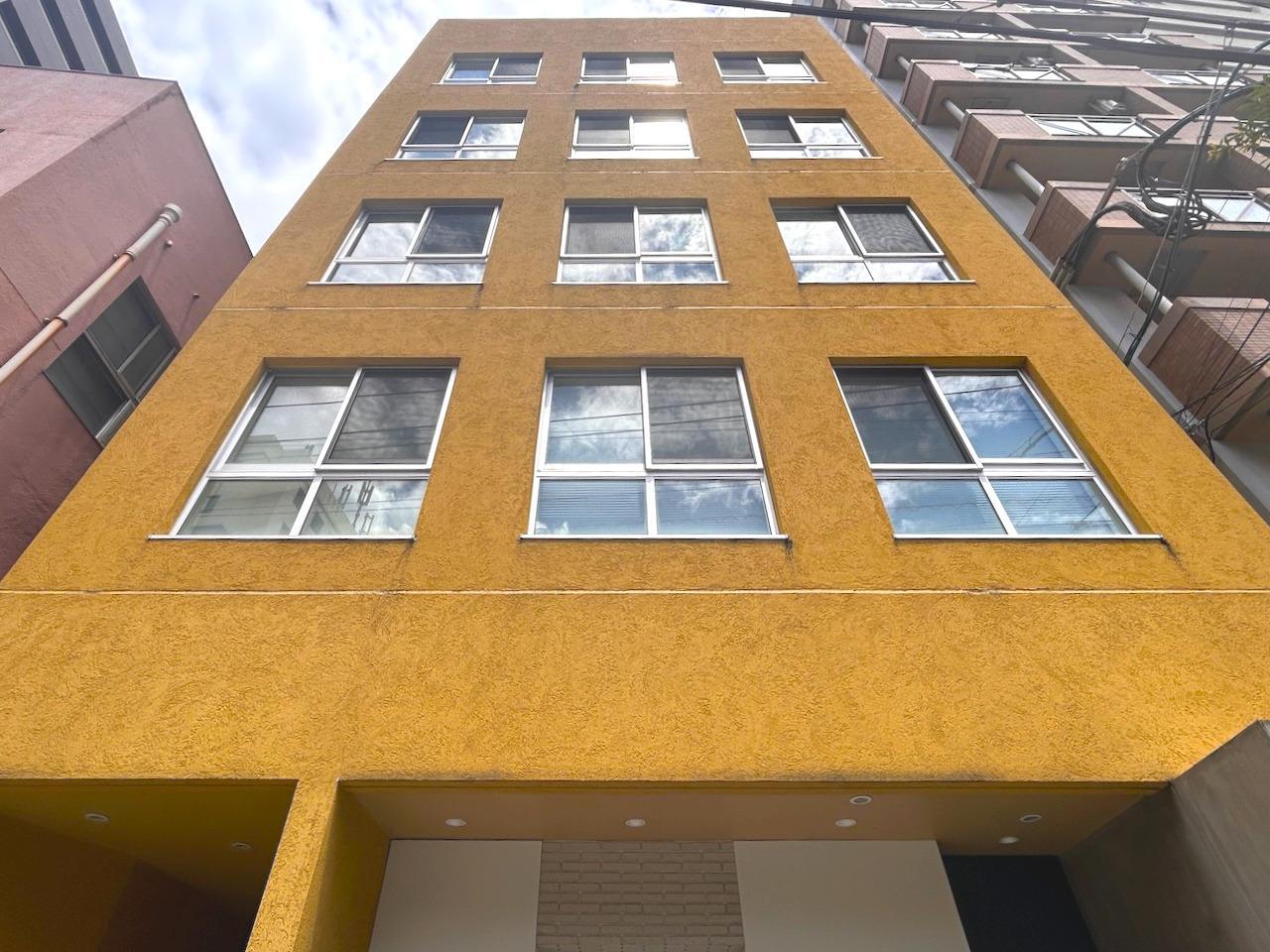 福岡市中央区平尾の賃貸物件/外観もイエローで統一されています。