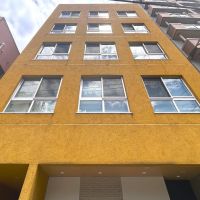 福岡市中央区平尾の賃貸物件/外観もイエローで統一されています。