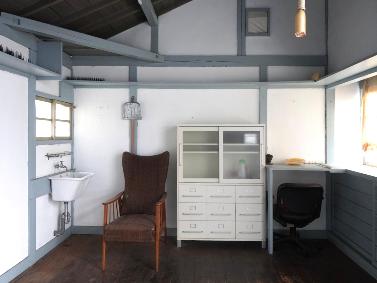 福岡市中央区桜坂の売買物件/アトリエ内。ブルーグレーに塗られた柱が、空間の輪郭を引き締めています。