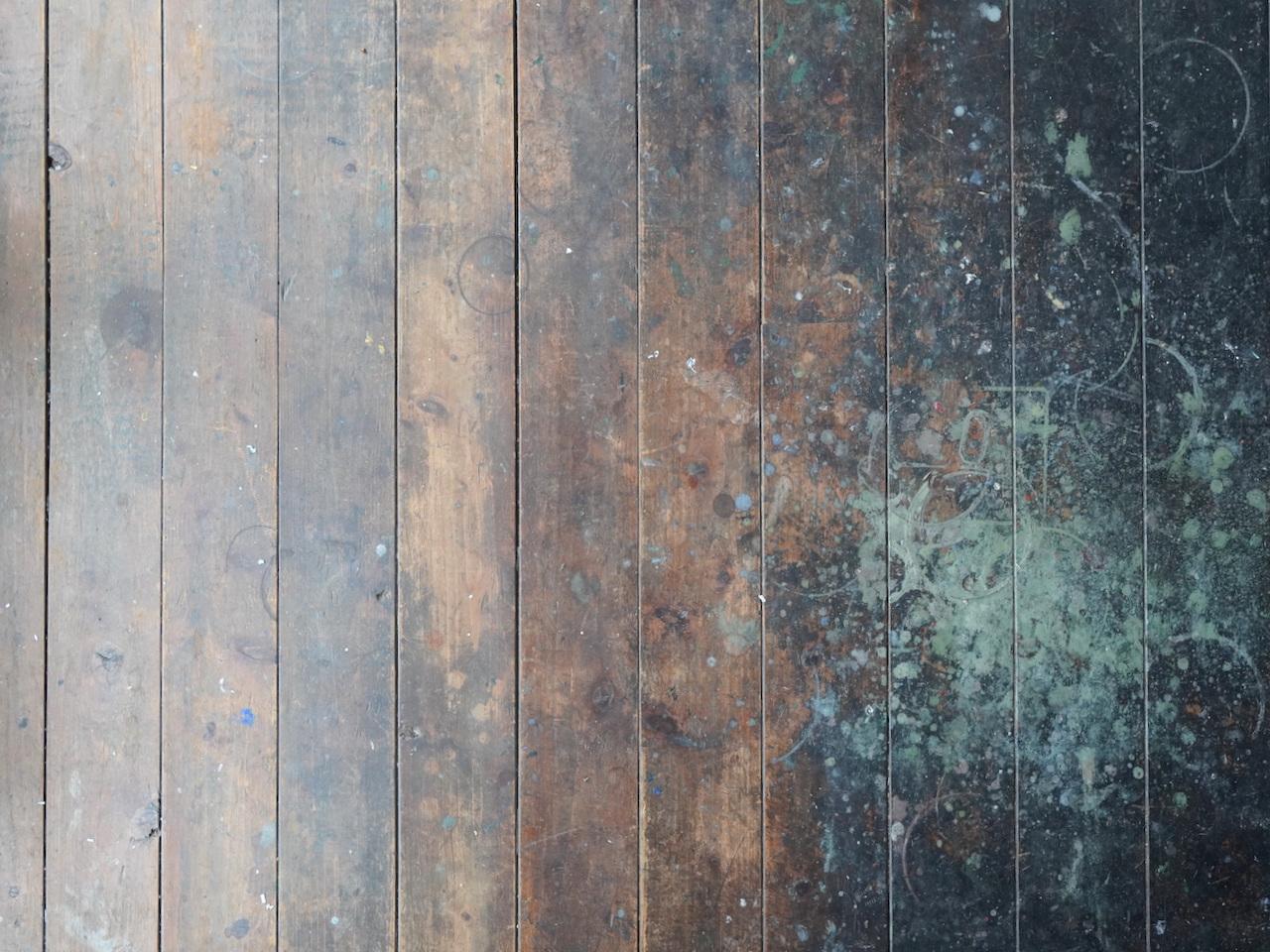 福岡市中央区桜坂の売買物件/かつては画家さんが暮らしていたそう。床材には、その頃の時間の重なりが残っています。