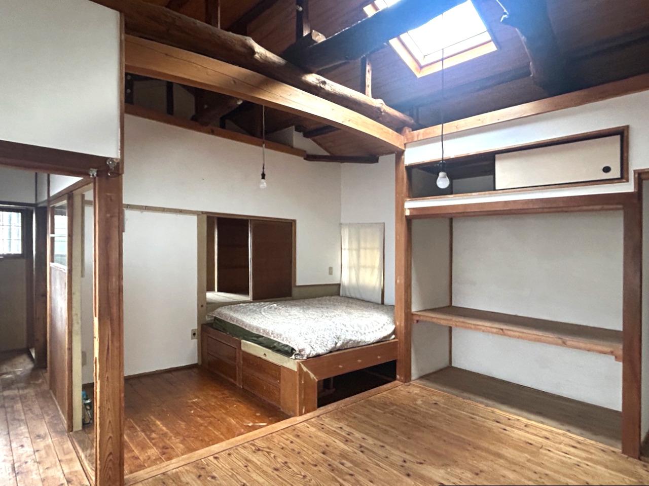 福岡市中央区桜坂の売買物件/2F・約10畳ほどの洋室。収納やベッドがあります。