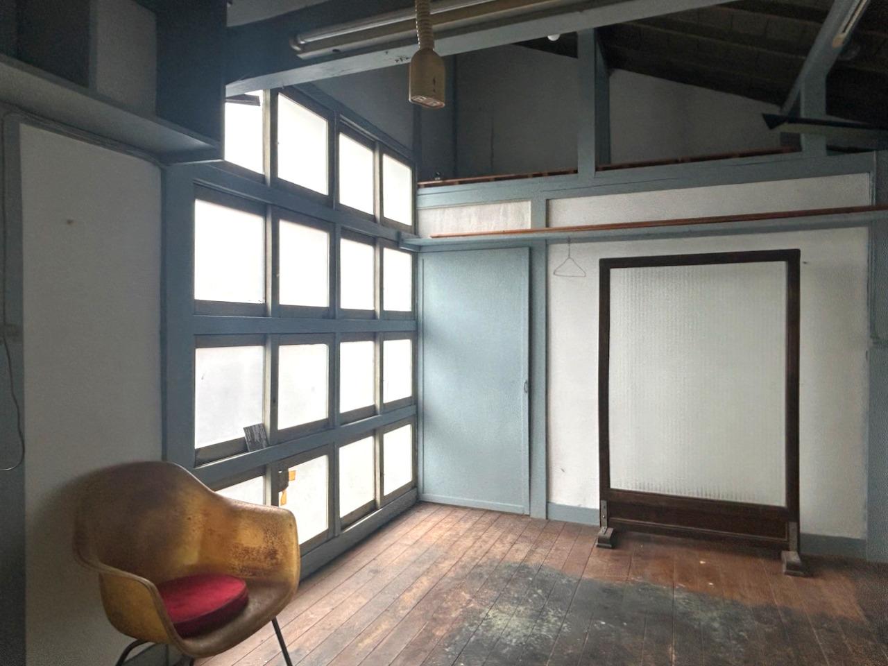 福岡市中央区桜坂の売買物件/正方形の窓が連なる、特徴的な空間。今の既製品ではなかなか出会えない、かたちそのものが魅力です。