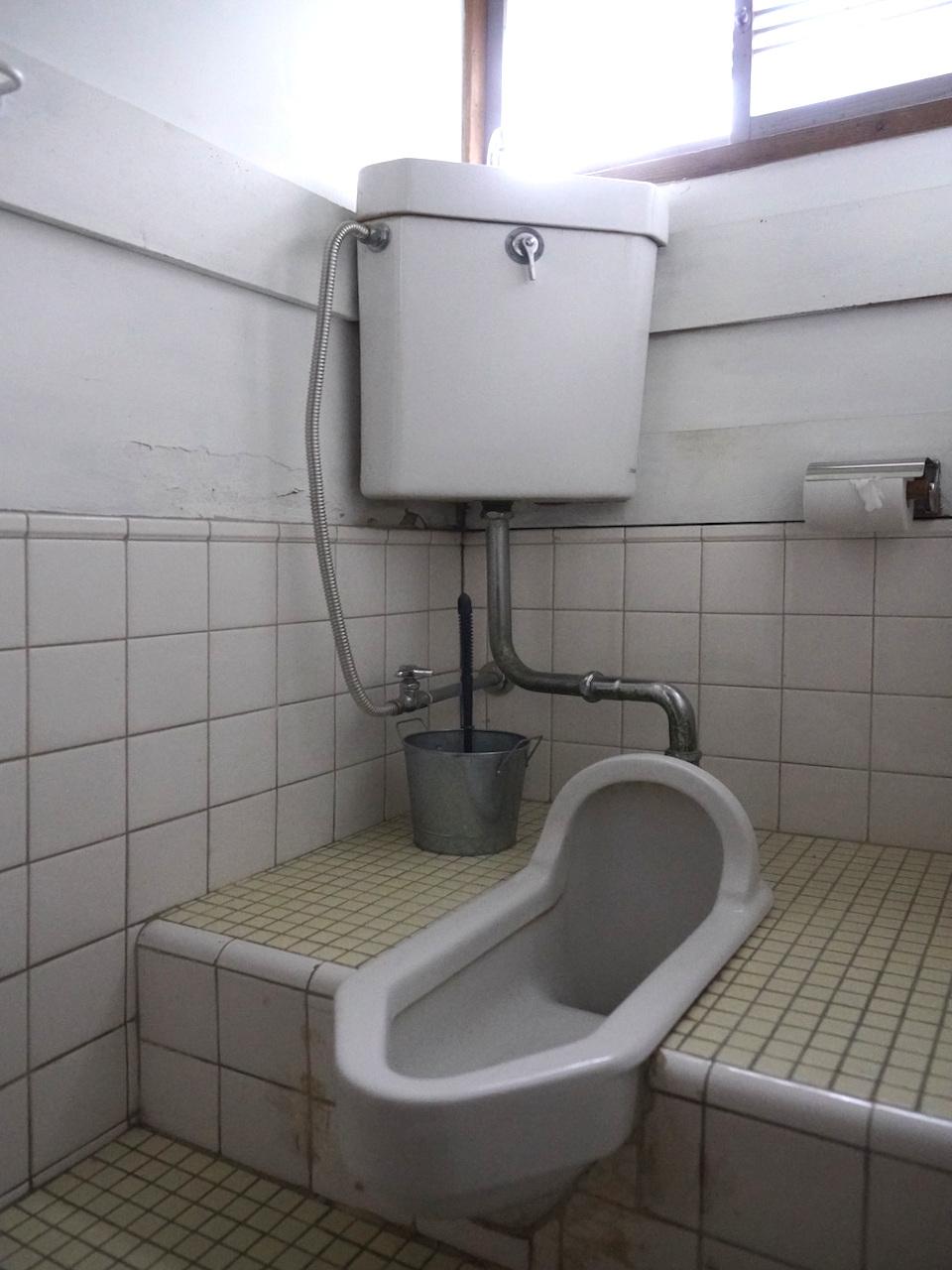 福岡市中央区桜坂の売買物件/トイレは和式です。