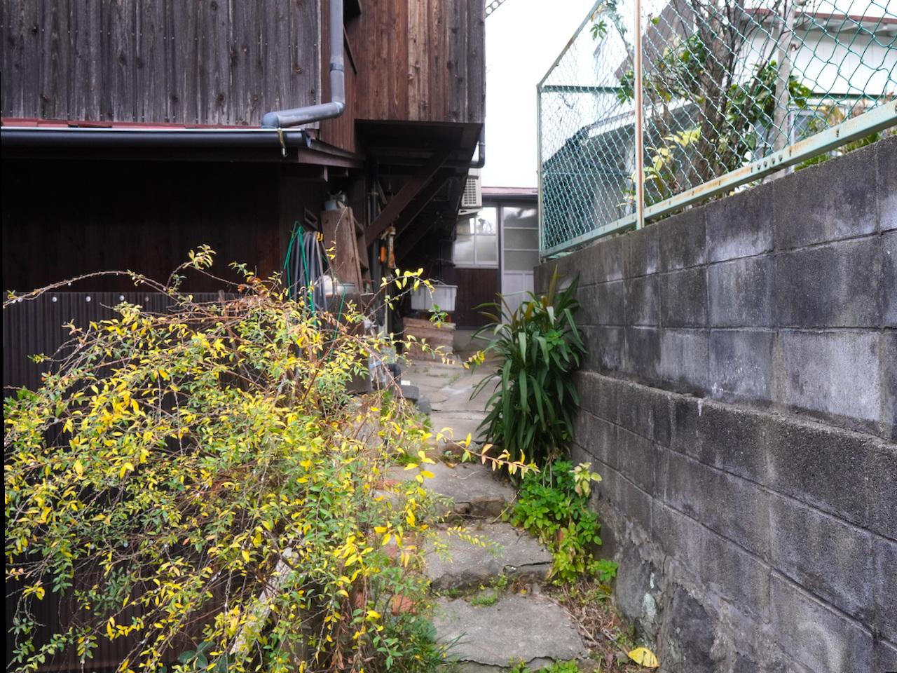 福岡市中央区桜坂の売買物件/建物まではエントランスから細いアプローチを通ります。