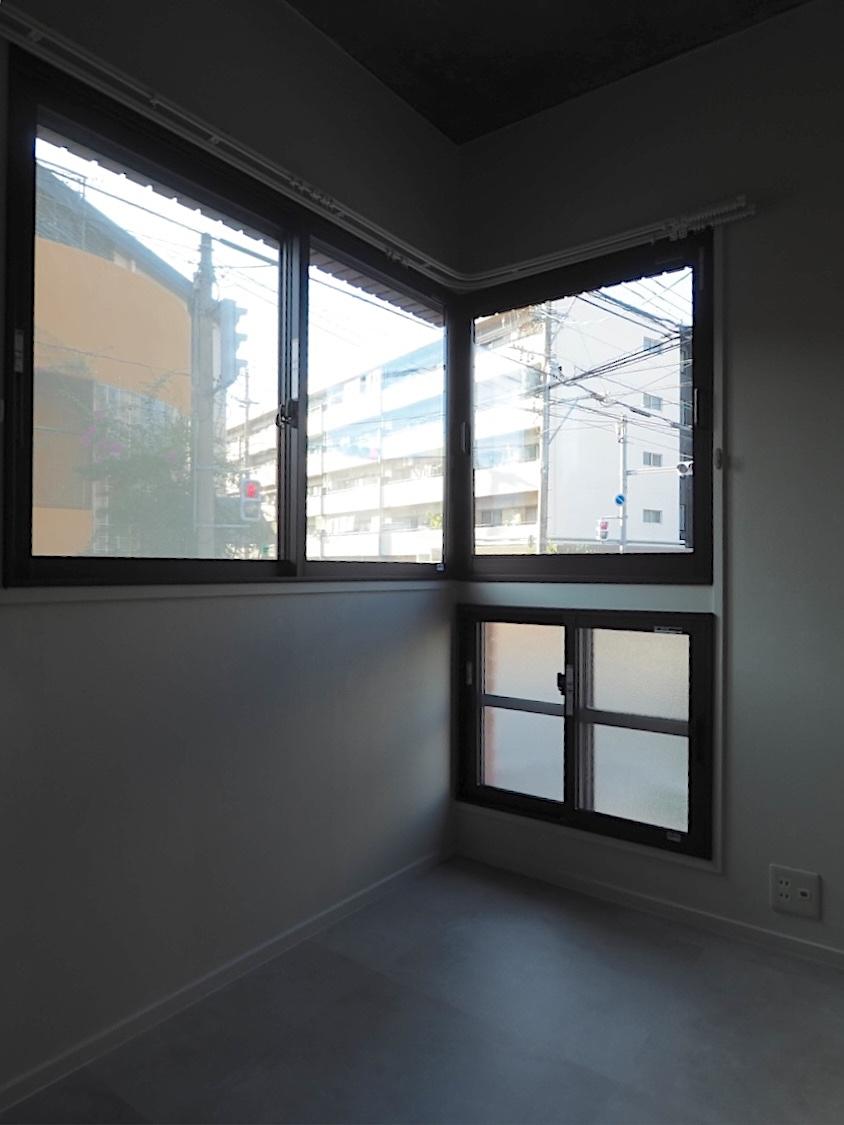 福岡市南区高宮の賃貸物件/L字の窓。