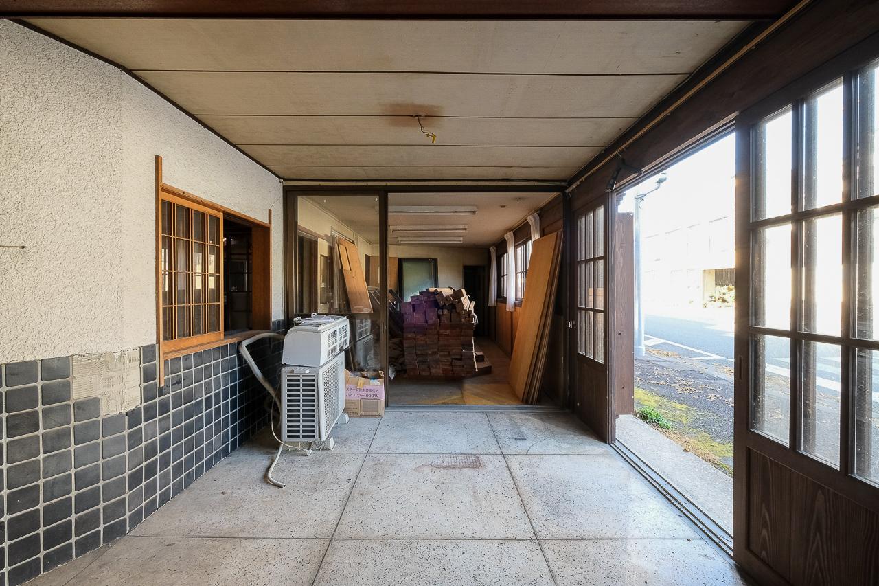 八女市黒木町黒木字上黒木の売買物件/通りに面した表側はお店利用もイメージしやすい。