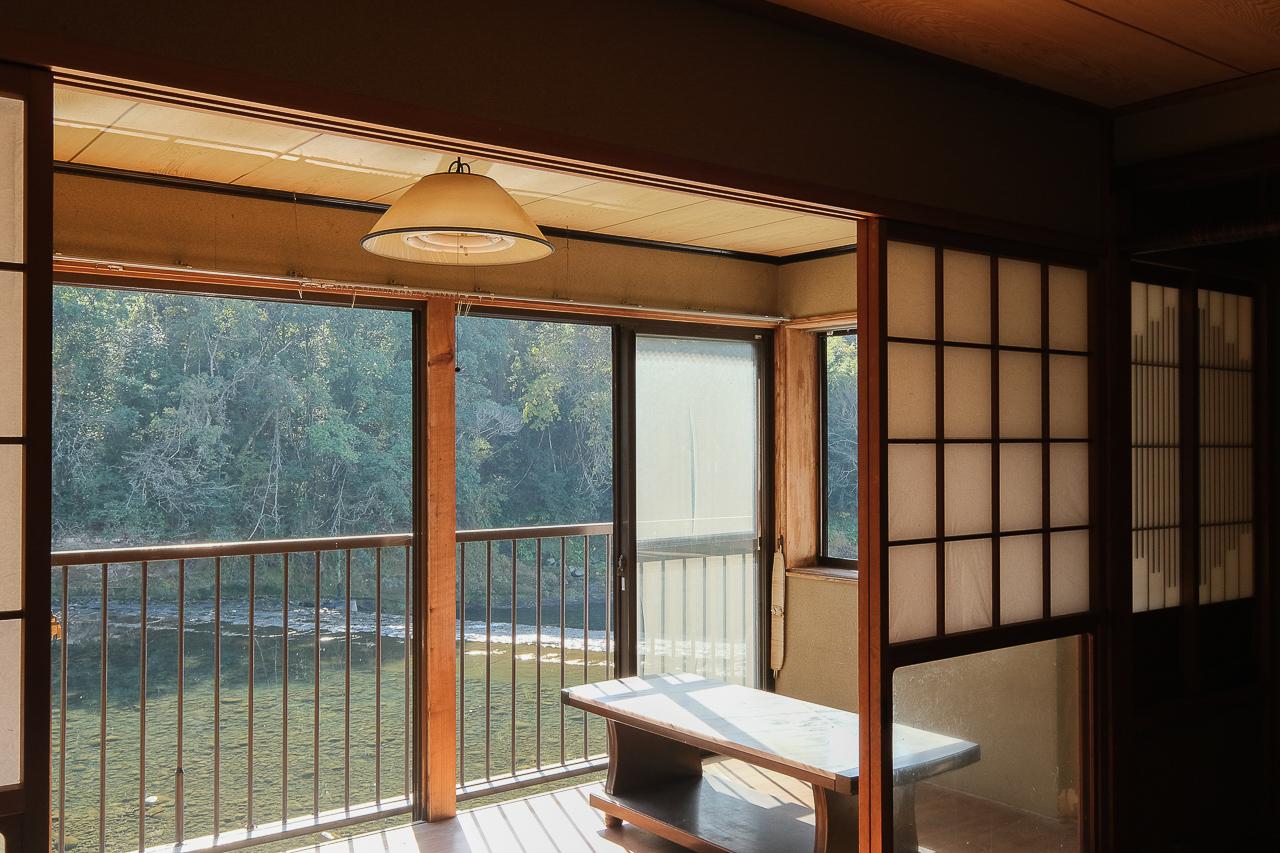 八女市黒木町黒木字上黒木の売買物件/縁側の先には矢部川。