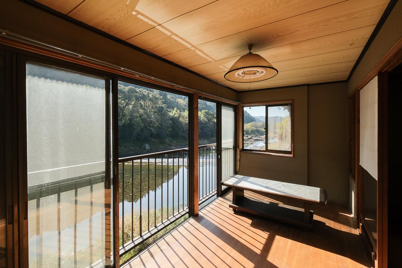 八女市黒木町黒木字上黒木の売買物件/日当たりもよく、縁側に座るだけでとにかく気持ちいい。