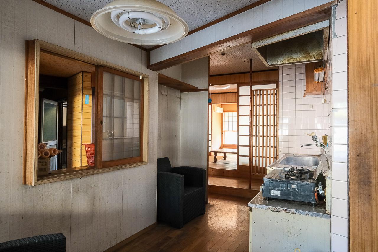 八女市黒木町黒木字上黒木の売買物件/左側の裏面に玄関があります