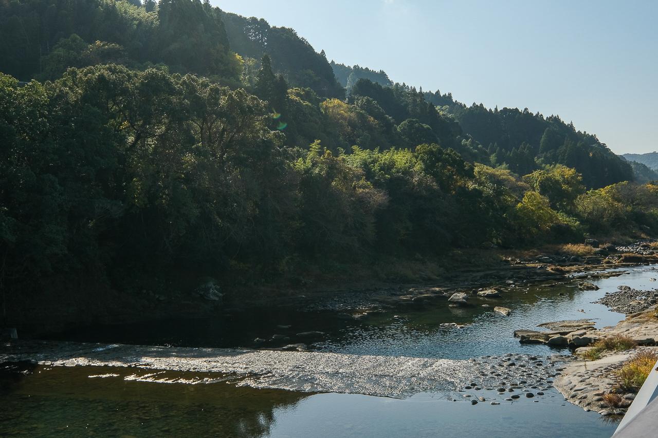 八女市黒木町黒木字上黒木の売買物件/見えるというより、真裏に矢部川がある感覚。建物のすぐ背後を流れています。