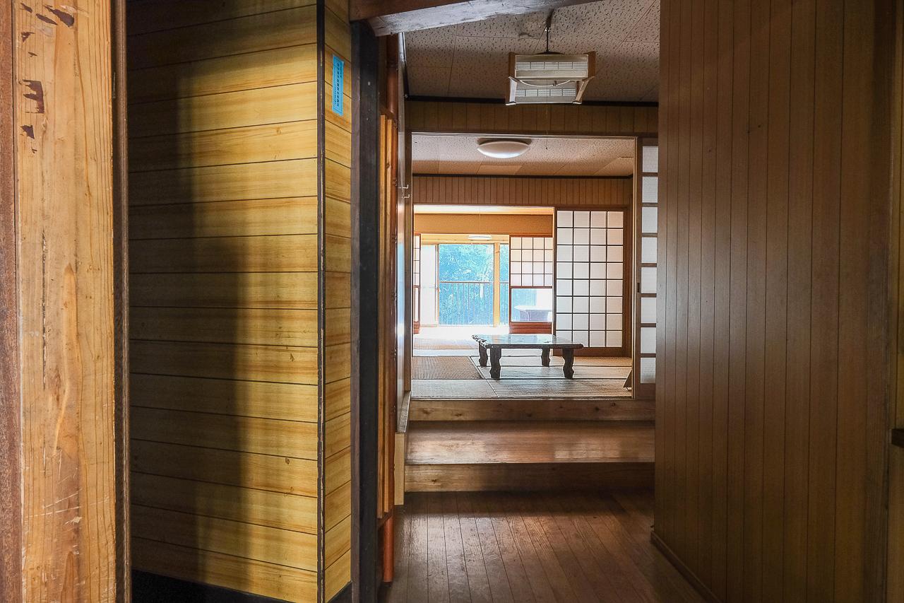 八女市黒木町黒木字上黒木の売買物件/玄関から室内をのぞいた様子