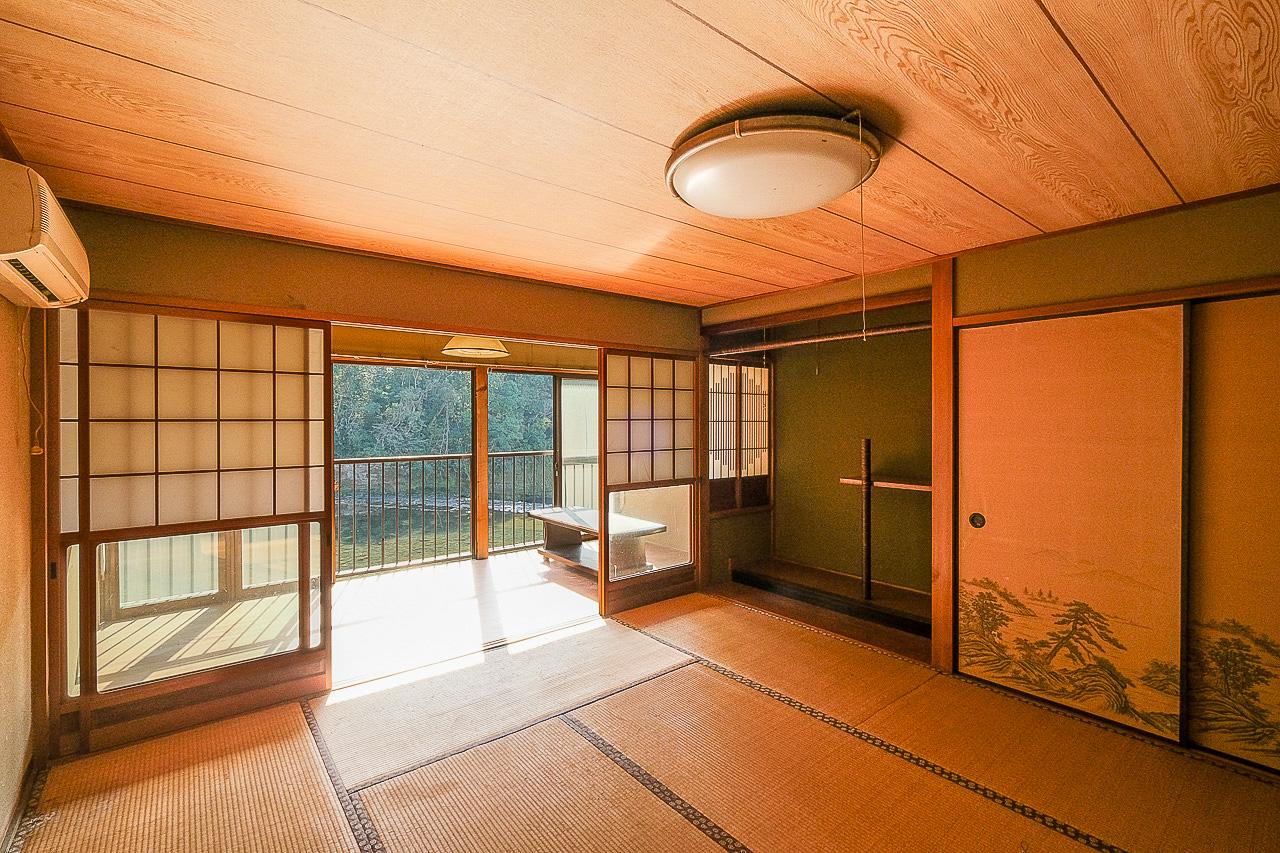 八女市黒木町黒木字上黒木の売買物件/室内と外のコントラストがきれいです。