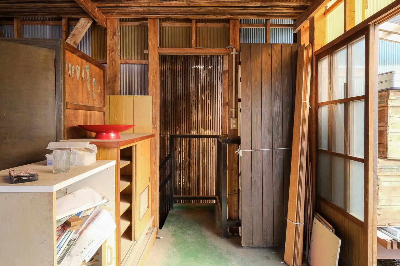 八女市黒木町黒木字上黒木の売買物件/物置の奥に、地下室へ下りる階段があります。