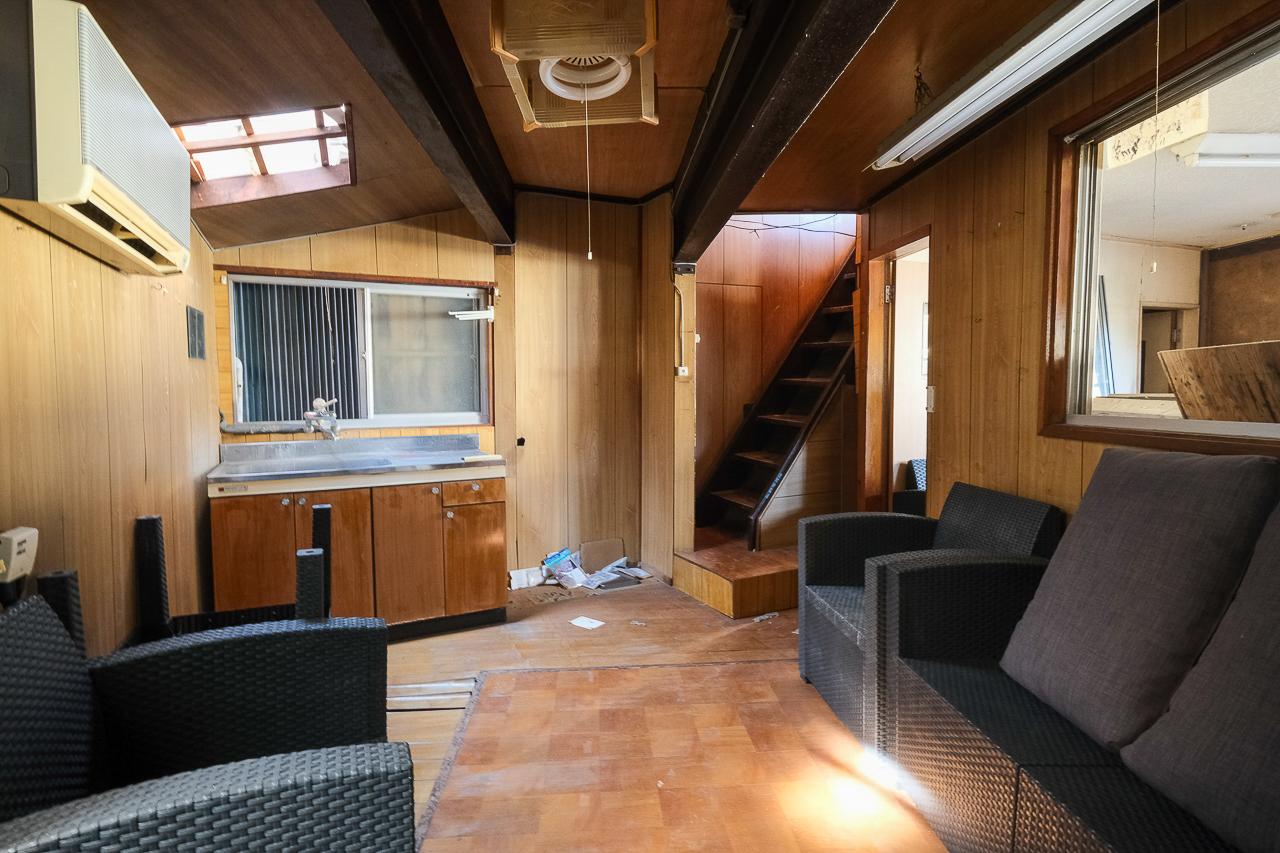 八女市黒木町黒木字上黒木の売買物件/キッチン横のスペース。奥に階段があり、上下階の動線につながります。