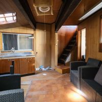 八女市黒木町黒木字上黒木の売買物件/キッチン横のスペース。奥に階段があり、上下階の動線につながります。