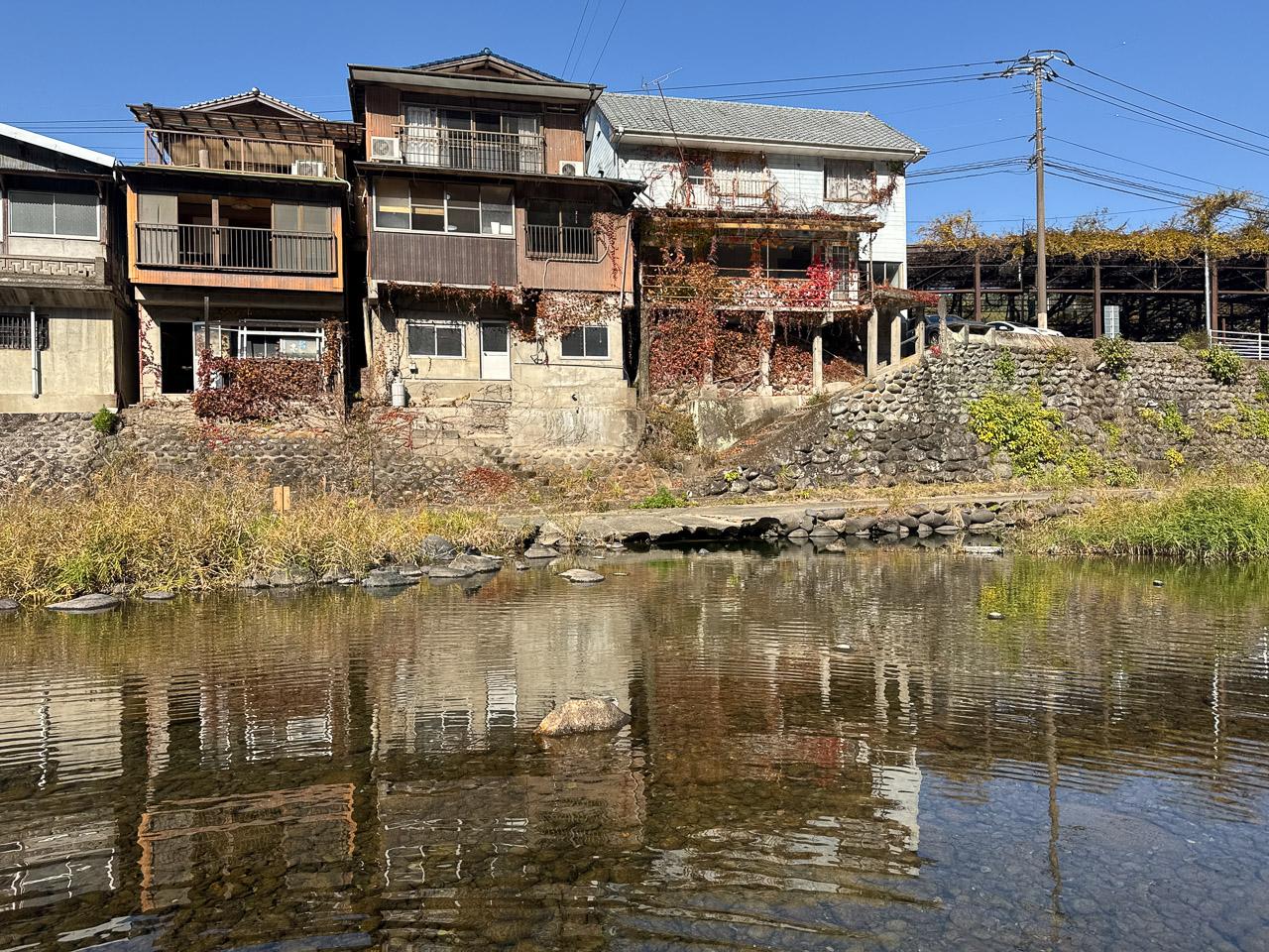 八女市黒木町黒木字上黒木の売買物件/川に面して建つのはわずか数軒だけ
