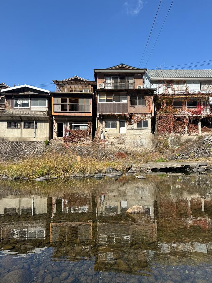 八女市黒木町黒木字上黒木の売買物件/川から見た様子