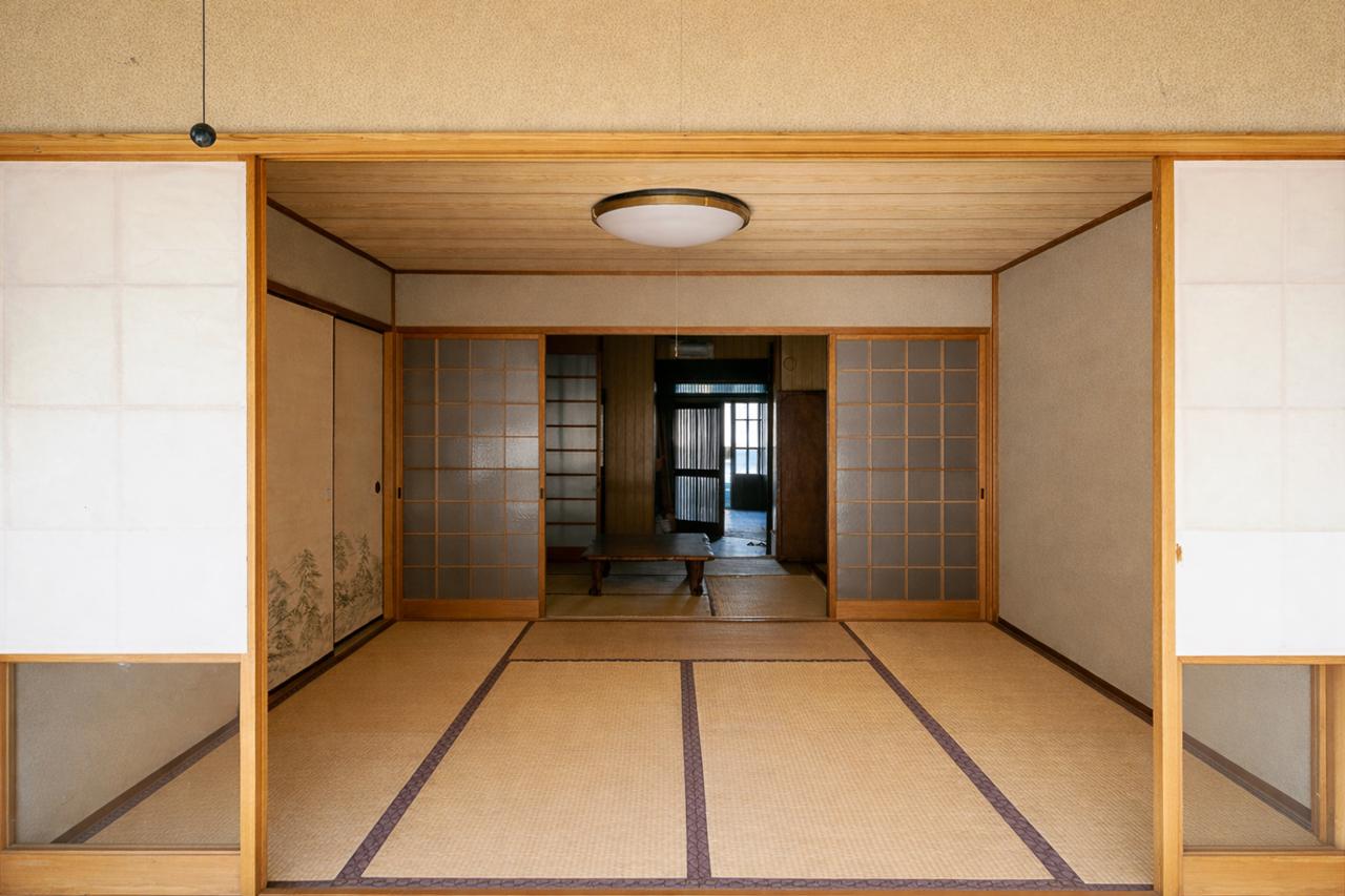 八女市黒木町黒木字上黒木の売買物件/縁側側から見る室内