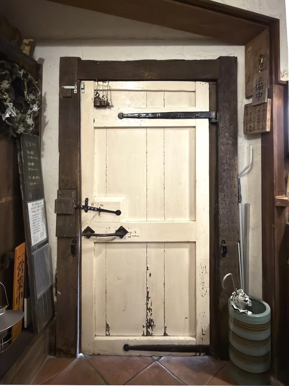 糸島市前原中央2丁目の売買物件/扉はなんとイギリスから輸入したもの。