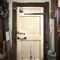 糸島市前原中央2丁目の売買物件/扉はなんとイギリスから輸入したもの。