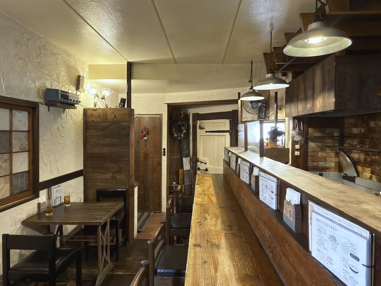 糸島市前原中央2丁目の売買物件/1階の店舗部分。壁は左官で塗り、足場板など無垢の材木をたくさん使用してます。