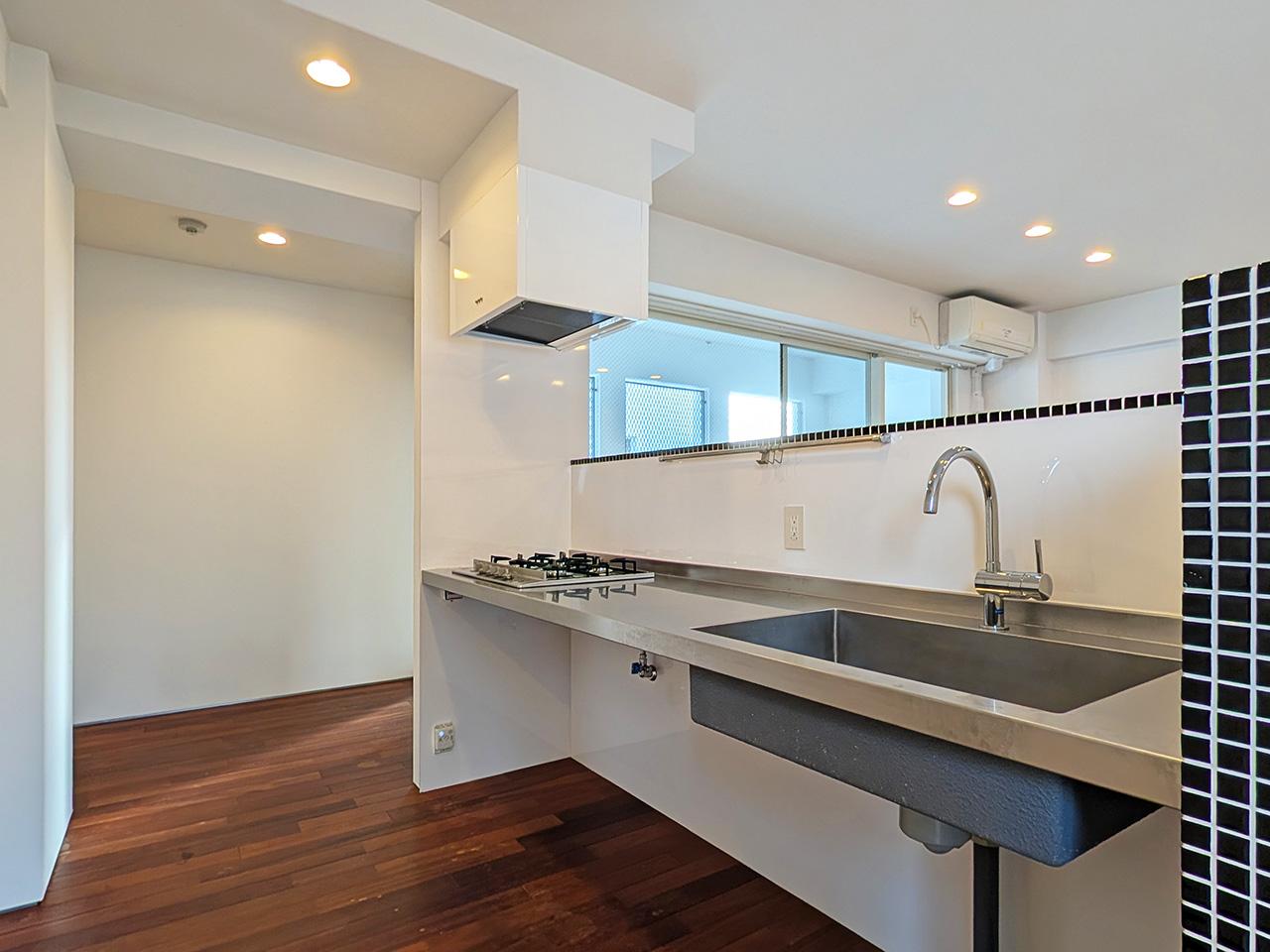 春日市春日原北町の賃貸物件/カッコいいステンレスキッチン。なんと4口コンロを完備。お料理が趣味の方にも、これからレパートリーを広げたい方にも。