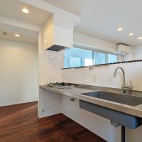 春日市春日原北町の賃貸物件/カッコいいステンレスキッチン。なんと4口コンロを完備。お料理が趣味の方にも、これからレパートリーを広げたい方にも。