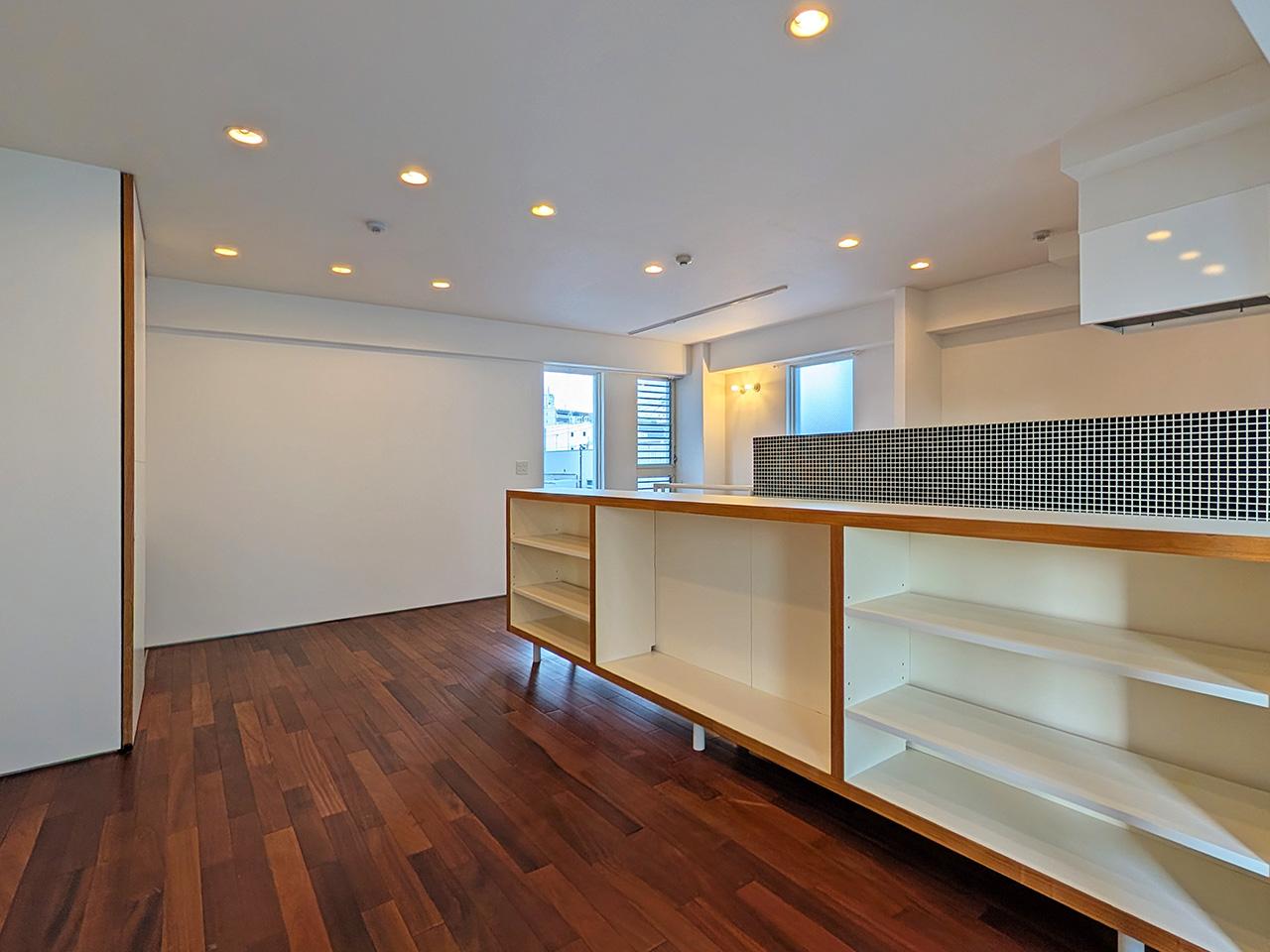 春日市春日原北町の賃貸物件/造り付けの収納棚がステキ！