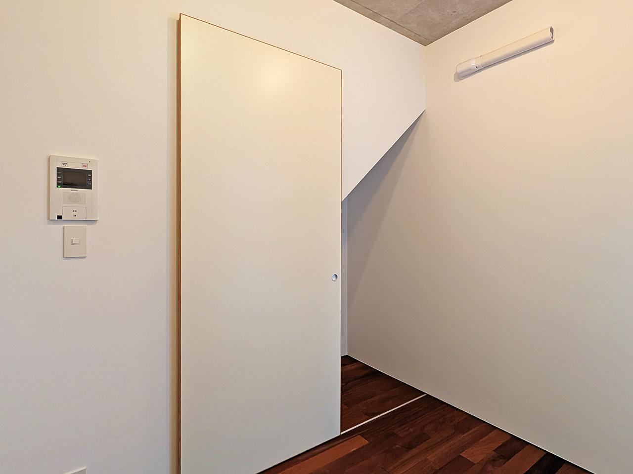 春日市春日原北町の賃貸物件/階段下を利用した収納が、嬉しいポイント。