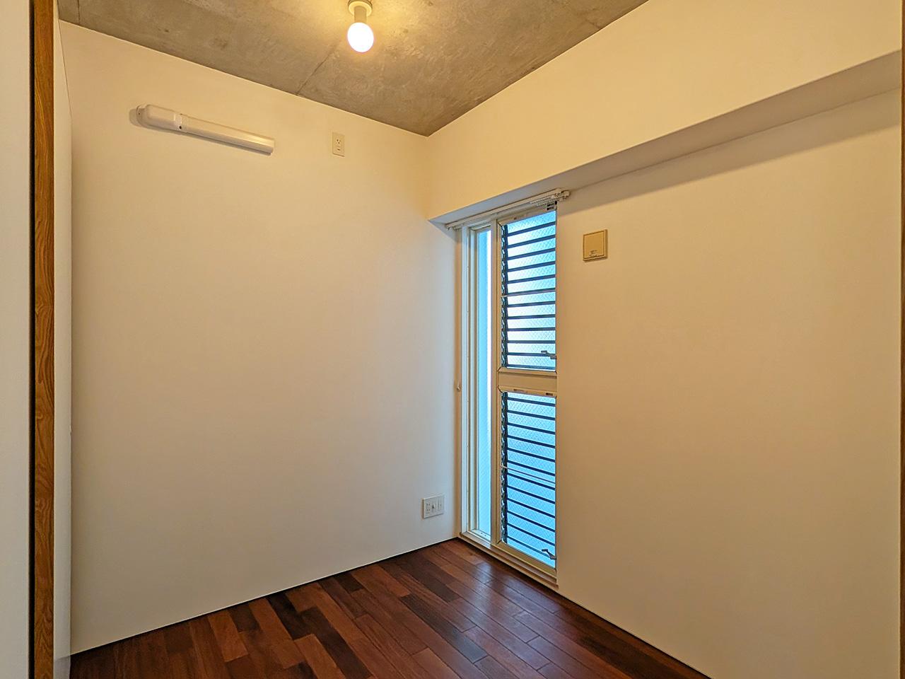 春日市春日原北町の賃貸物件/天井が躯体現しの洋室。