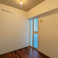 春日市春日原北町の賃貸物件/天井が躯体現しの洋室。