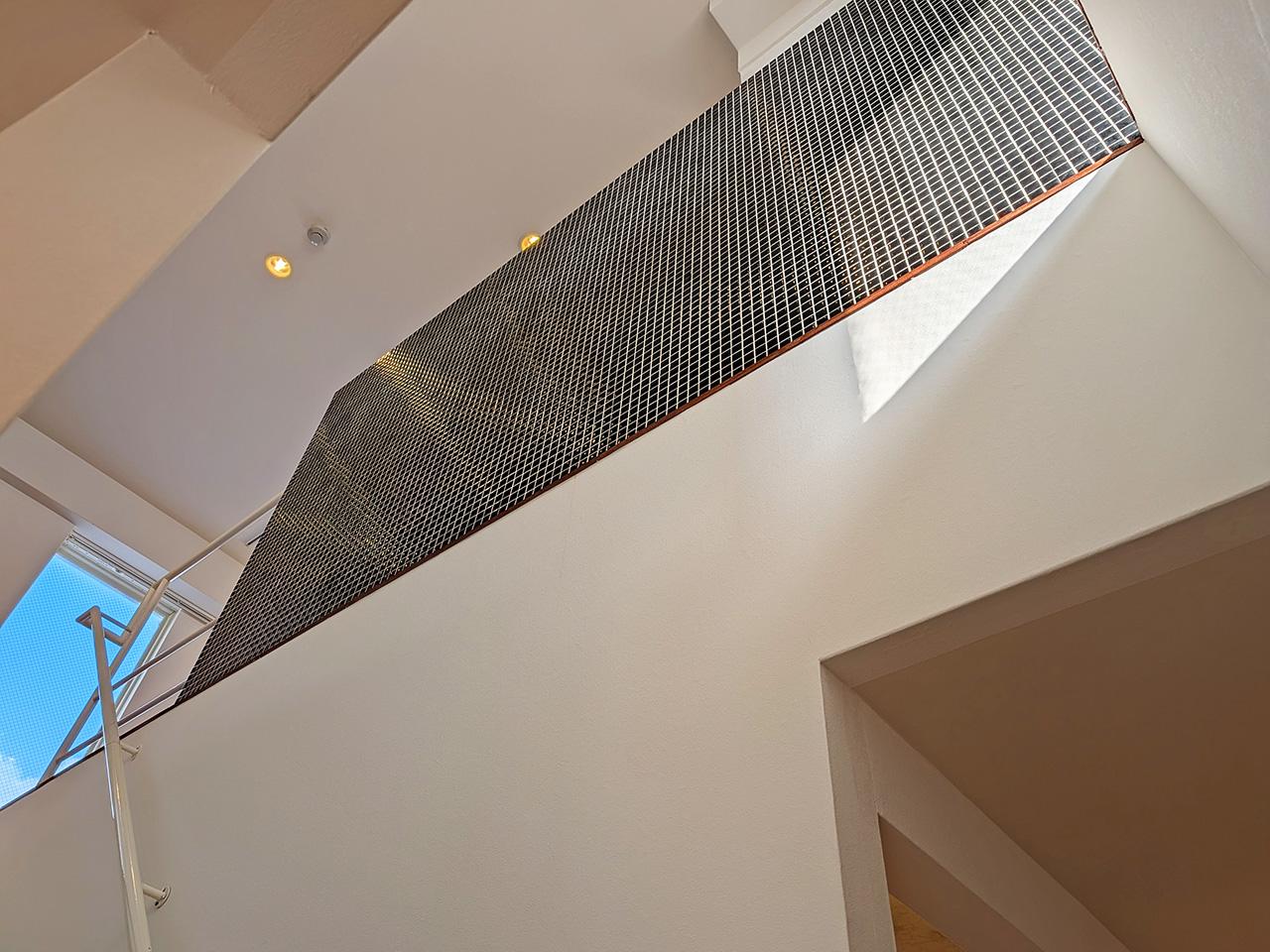 春日市春日原北町の賃貸物件/窓が多く、光が差し込み明るい室内。