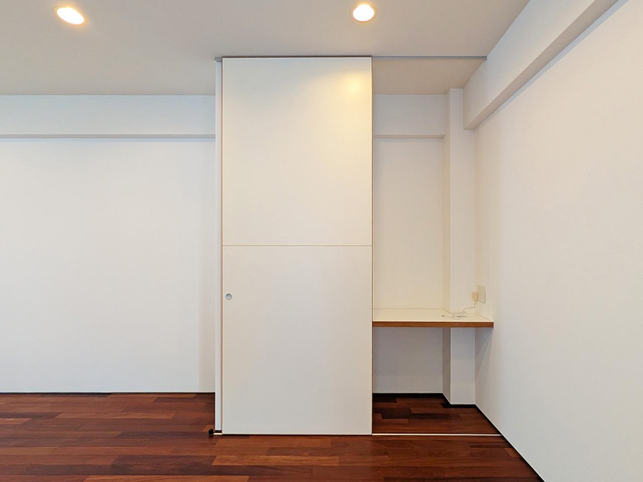 春日市春日原北町の賃貸物件/リビングにも収納完備。