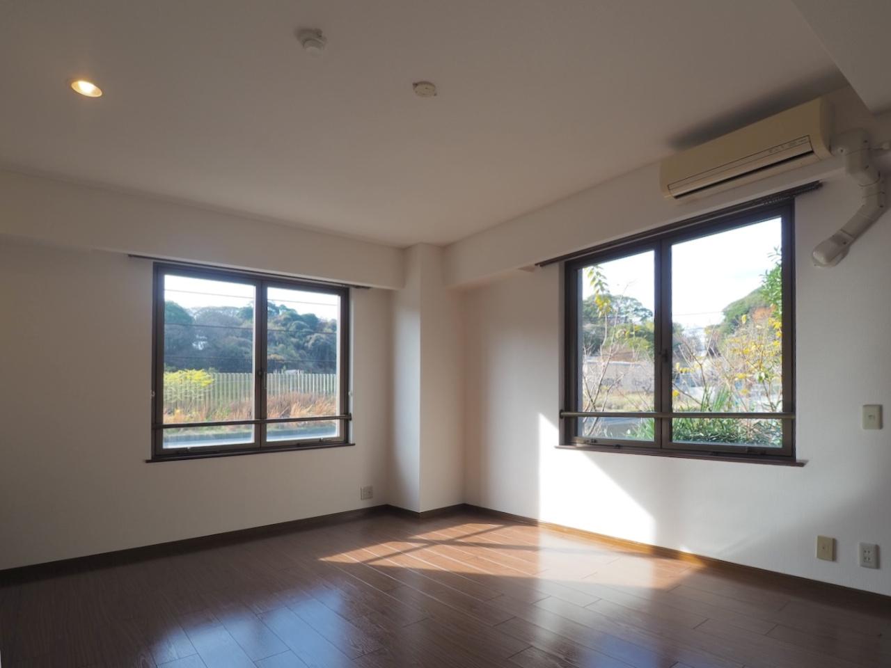 福岡市中央区平尾浄水町の賃貸物件/窓からは緑が見えます。