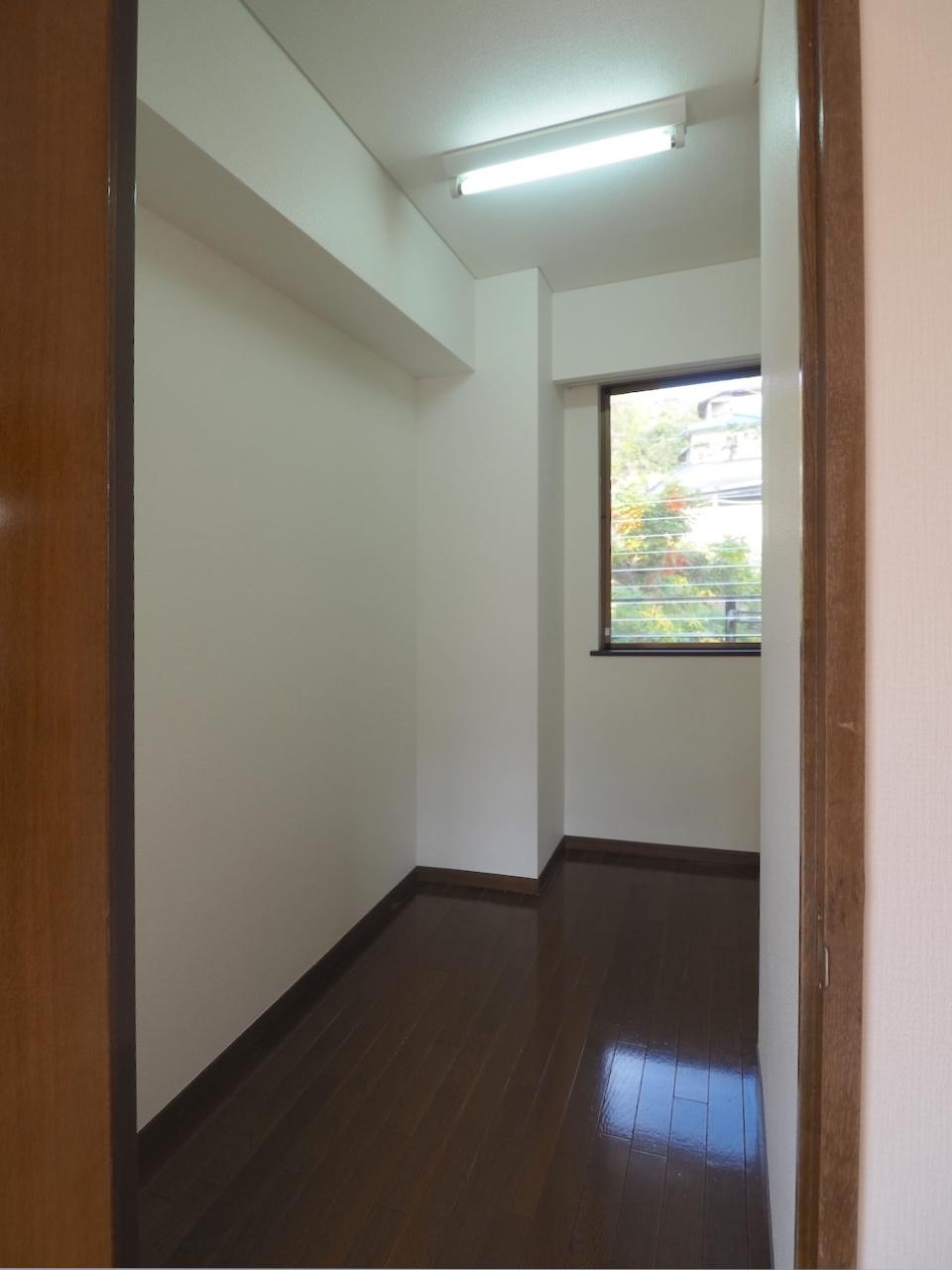 福岡市中央区平尾浄水町の賃貸物件/窓付きのウォークインクローゼット。