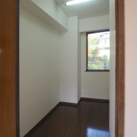 福岡市中央区平尾浄水町の賃貸物件/窓付きのウォークインクローゼット。