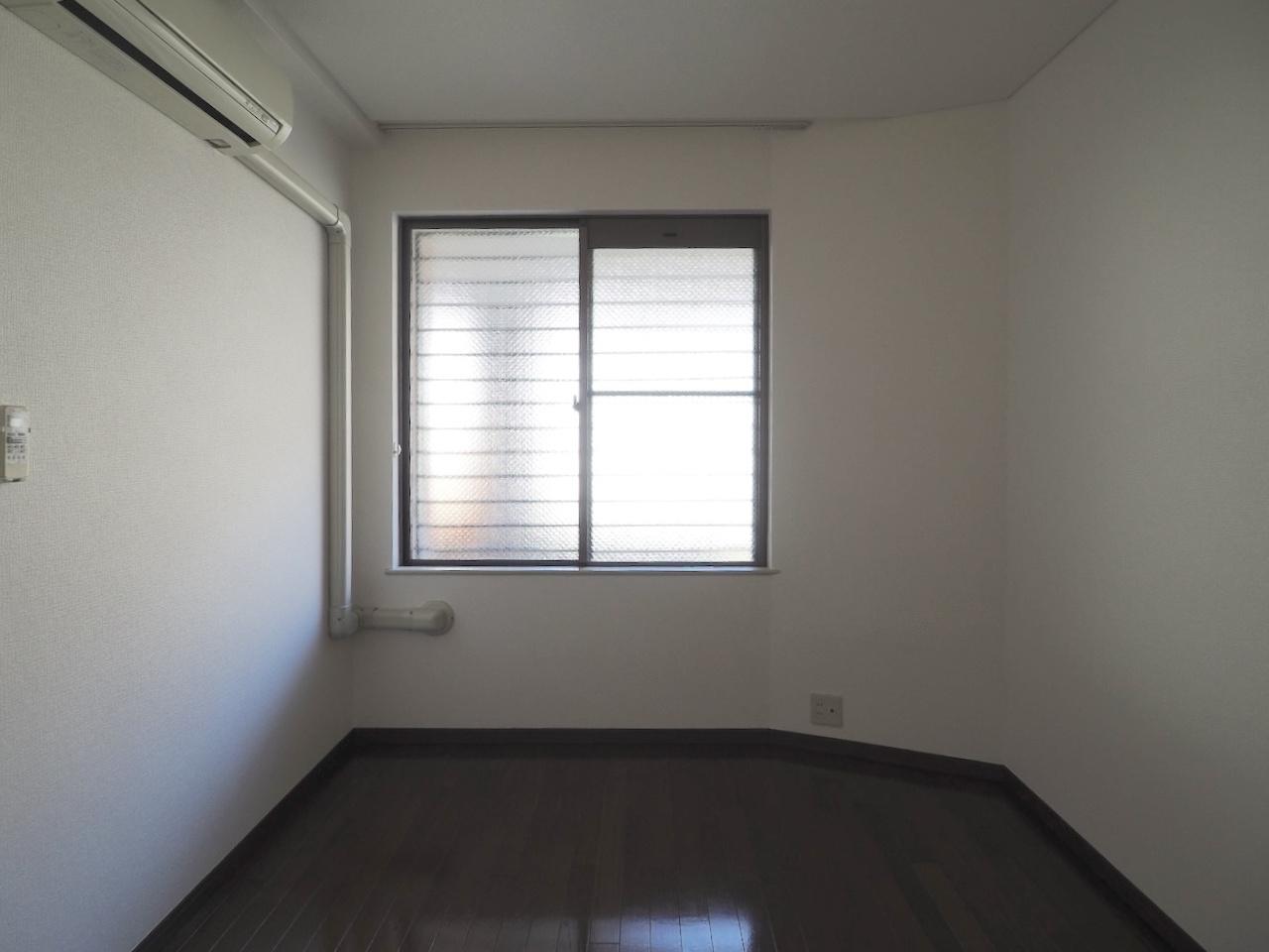 福岡市中央区平尾浄水町の賃貸物件/玄関入って左の洋室。
