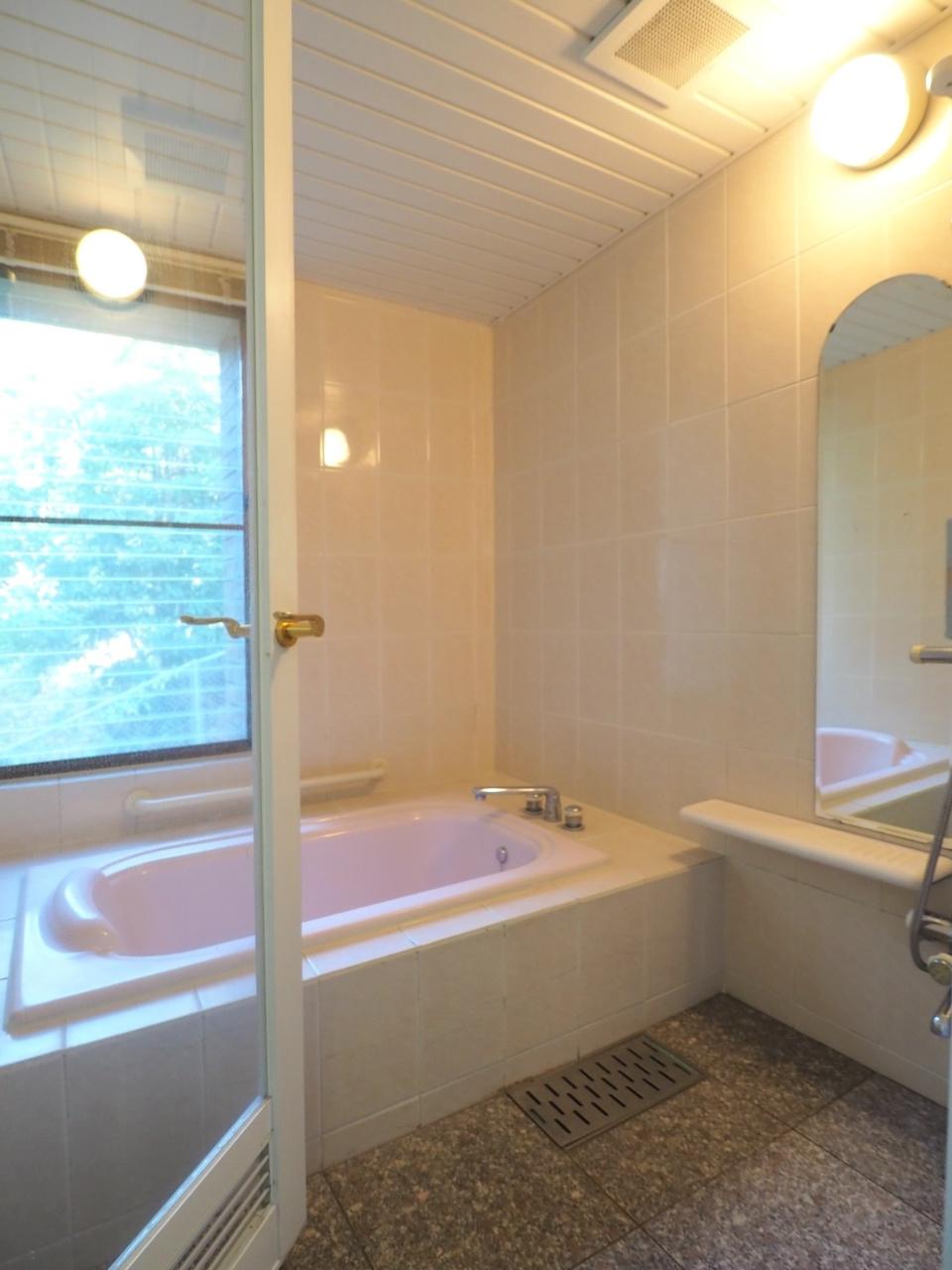 福岡市中央区平尾浄水町の賃貸物件/窓付きのゆったりとしたバスルーム。